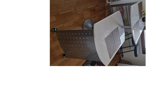 Стол кухонный  который можно  использовать  как барный и как простой .плюс 2 бурных стула